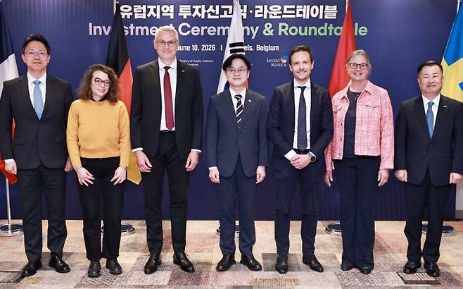 김정관 산업통상부 장관(가운데)이 10일(현지시간) 벨기에 브뤼셀에서 열린 유럽지역 투자자 라운드테이블에서 유럽 첨단 기업 관계자들과 기념촬영을 하고 있다. 산업통상부.