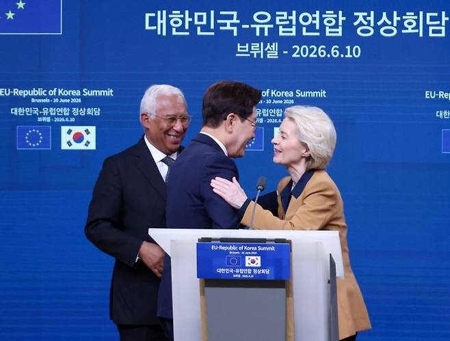 이재명 대통령이 10일(현지시간) 벨기에 브뤼셀 EU이사회 본부에서 안토니우 코스타 EU 정상회의 상임의장, 우르즐라 폰데어라이엔 EU 집행위원장과 공동언론발표 후 인사를 나누고 있다. 2026.6.11 연합뉴스