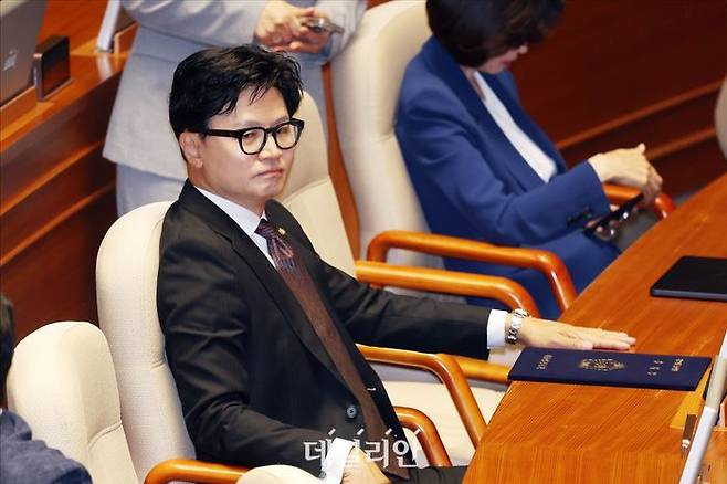 무소속 한동훈 의원이 5일 오후 서울 여의도 국회 본청에서 열린 국회 본회의에서 자리에 앉아 본회의장 내부를 둘러보고 있다. ⓒ데일리안 홍금표 기자