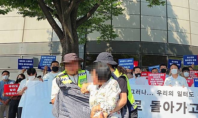 11일 오전 서울 송파구 올림픽공원 핸드볼경기장에 입주한 경기단체 직원들이 '일터로 돌아가고 싶다'는 취지의 기자회견을 진행하던 도중 난입한 시민을 경찰관들이 끌어내고 있다. ⓒ데일리안 진현우 기자