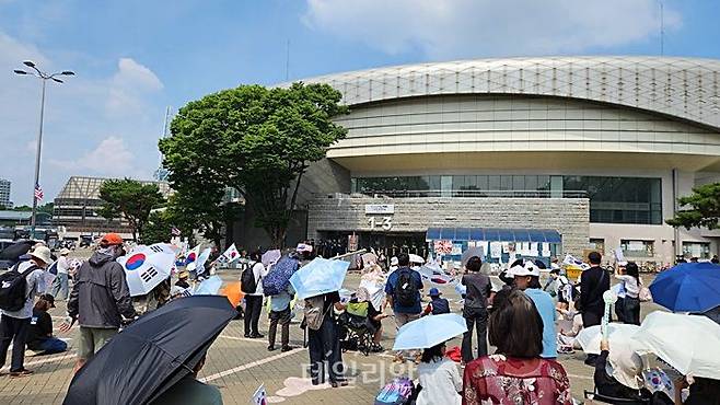 11일 오전 서울 송파구 올림픽공원 핸드볼경기장 앞에서 시민들이 7일째 투표용지 부족 사태에 항의하고 있다. ⓒ데일리안 진현우 기자