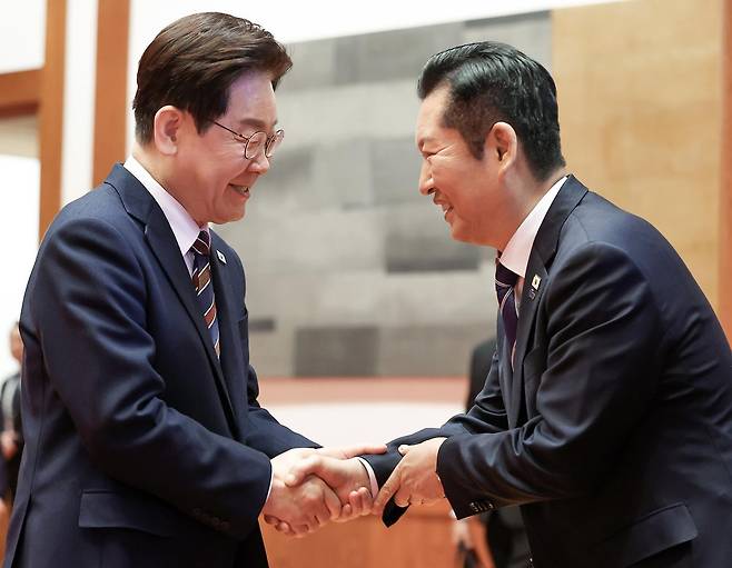이재명 대통령이 4월 청와대에서 열린 여야정 민생경제협의체 회담 및 오찬에서 정청래 더불어민주당 대표와 악수하고 있다. 뉴시스