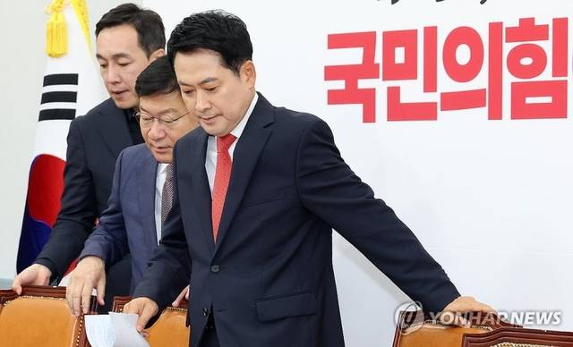 장동혁 국민의힘 대표와 정점식 원내대표, 김민수 최고위원이 11일 국회에서 열린 최고위원회의에 입장하고 있다. 연합뉴스