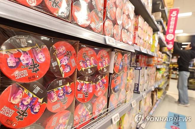 서울의 한 마트에 라면에 진열돼 있다. 연합뉴스
