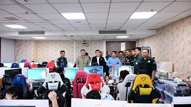 지난 2월 캄보디아 현지 경찰과 헌병대가 합동으로 불법 온라인 범죄가 성행하는 시하누크빌 빌딩를 급습해, 한국인을 포함한 약 800여명 외국인을 검거했다. 서울경찰청 제공