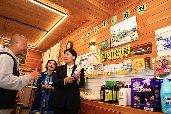 송미령 농림축산식품부 장관이 4월1일 농어촌 기본소득 시범사업 지역 중 한 곳인 충북 옥천군을 찾았다. 농식품부 제공
