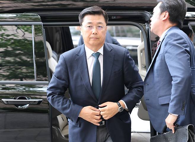 홍장원 전 국가정보원 1차장이 11일 ‘계엄 정당화 메시지 전달’ 의혹과 관련해 피의자 신분으로 조사를 받기 위해 과천 종합특검팀에 출석하고 있다. 연합뉴스