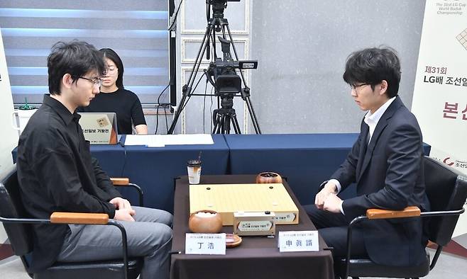 신진서 9단(오른쪽)이 11일 엘지배 8강전에서 딩하오 9단과 대국하고 있다. 한국기원 제공