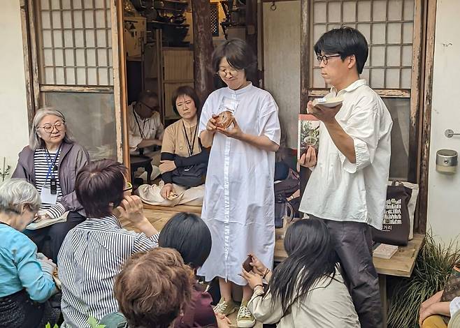 2026년 5월 대하소설 ‘토지’ 일본어판을 완역하고 마이니치출판문화상을 받은 김승복 쿠온출판사 대표가 일본인 독자 등과 문학기행을 하면서 상추쌈출판사를 찾았다. 가운데 서 있는 이는 상추쌈출판사에서 함께 책을 만드는 배우자 서혜영씨다. 전광진 제공