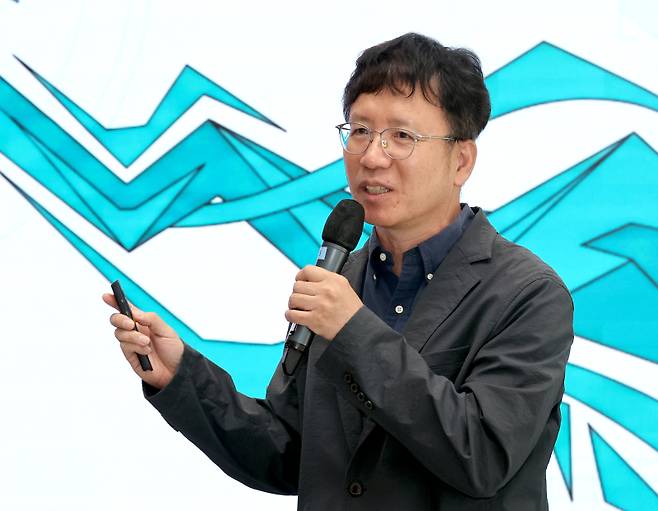 김정태 동양대학교 게임학부 교수가 10일 서울 중구 동대문디자인플라자(DDP) 디자인홀에서 열린 '2026 K게임 포럼'에서 '이재명 출범 1년, K게임호 순항 중인가?'를 주제로 발표하고 있다. 김민규 기자