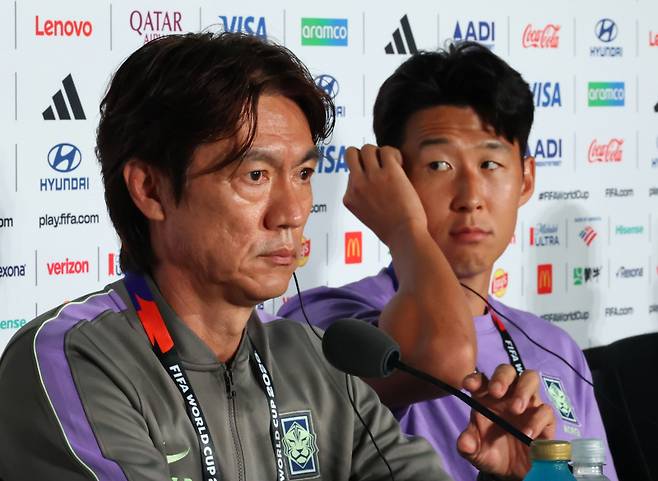 <yonhap photo-2292=""> 기자회견 준비하는 홍명보 감독과 손흥민 (과달라하라=연합뉴스) 최재구 기자 = 2026 피파 월드컵에 출전한 한국축구국가대표팀의 홍명보 감독이 체코와의 경기를 하루 앞둔 10일(현지시간) 멕시코 과달라하라 스타디움에서 열린 공식 기자회견에 손흥민과 참석해 회견을 준비하고 있다 2026.6.11 jjaeck9@yna.co.kr/2026-06-11 06:58:53/ 연합뉴스</yonhap>