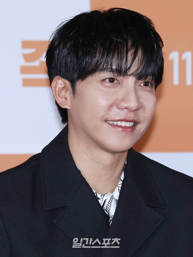 배우 이승기가 21일 오후 서울 송파구 롯데시네마 월드타워점에서 열린 영화 '대가족' 언론배급시사회 및 기자간담회에서 취재진과의 질의 응답 시간을 갖고 있다. 서병수 기자 qudtn@edaily.co.kr /2024.11.21/