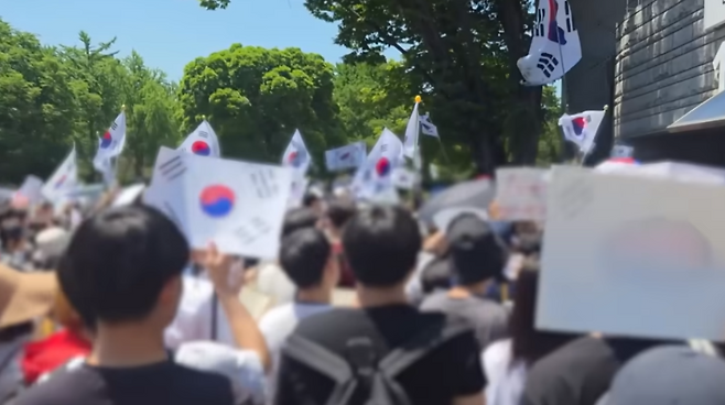 잠실 개표소 앞에서 투표용지 부족 사태 진상 규명을 요구하는 시민들이 집회를 열고 있다. (SBS 캡처)