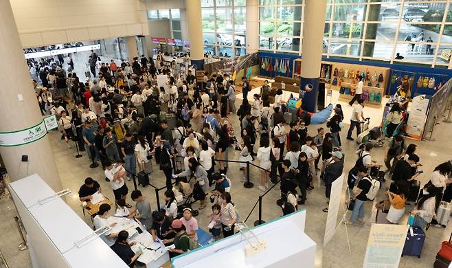 제주도와 제주관광공사가 추진한 여행지원금 프로모션이 열린 제주국제공항 도착장 현장. 3만여 명이 몰리며 사업 시행 일주일 만에 예산이 모두 소진됐다. (제주관광공사 제공)