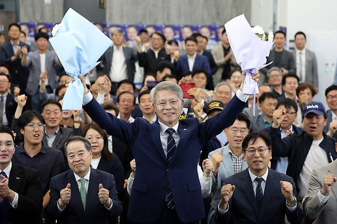 더불어민주당 민형배 전남광주통합특별시장 후보가 지난 3일 오후 광주 서구 마륵동에 있는 선거사무소에서 당선 꽃다발을 들고 환호하고 있다. 연합뉴스