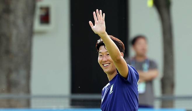 축구대표팀 손흥민이 훈련 도중 손을 흔들고 있다. 강정현 기자
