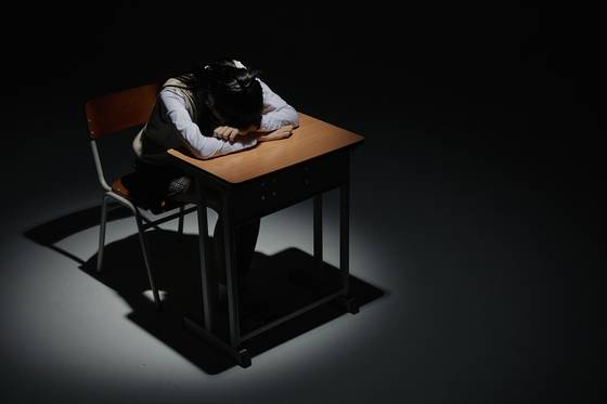 학교폭력 피해 학생에게 교실은 지옥과 다름없다. 서울의 한 고등학교를 다니는 학교폭력 피해 학생 김진아(가명·16)양은 아침이 무서워 잠들기 전까지 눈꺼풀을 꼬집었다고 한다. 사진 게티이미지