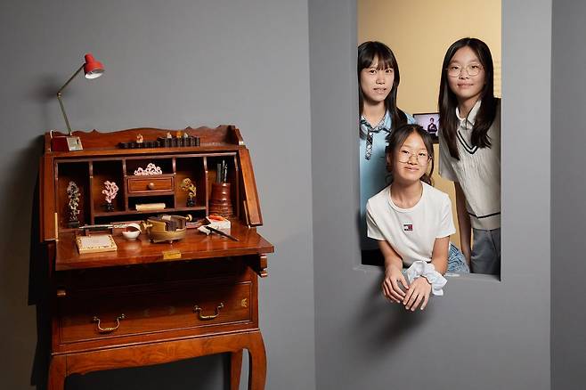 임서현·박소미 학생모델과 정은서 학생기자(왼쪽부터)가 조용연 작가의 작업대를 통해 돌에 글씨를 쓰고 새기고 찍는 전각 작업 과정을 짐작해봤다.