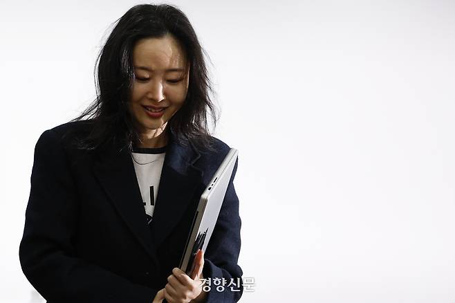 민희진 전 어도어 대표가 지난 2월 하이브와의 255억원 규모 풋옵션 민사소송 1심에서 승소한 뒤 서울 종로구 교원챌린지홀에서 기자회견을 열고 있다. 문재원 기자