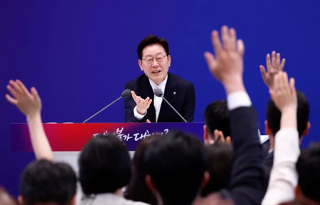 이재명 대통령이 지난 8일 청와대에서 열린 취임 1주년 기자회견에서 취재진 질문을 받고 있다. 청와대사진기자단