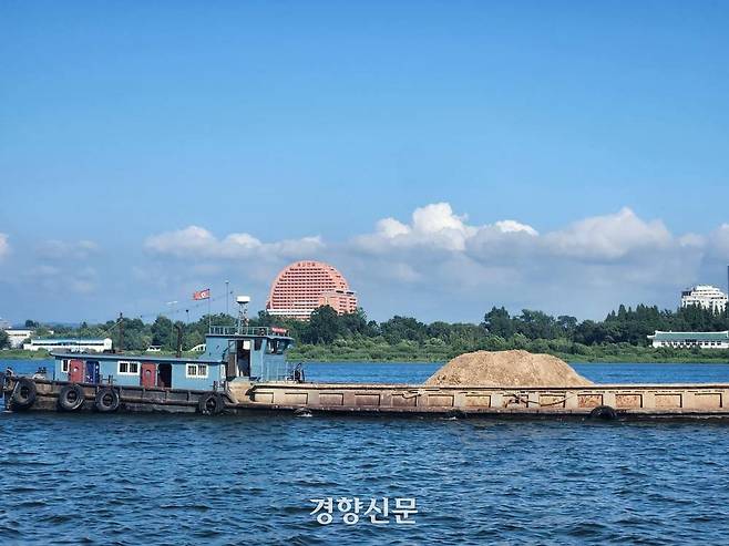 압록강에서 본 북한 신의주. 2025년 7월 촬영/ 박은하 기자