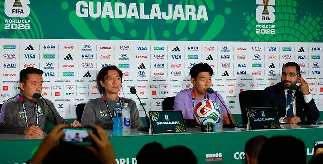 심기일전 한국 축구대표팀 감독 홍명보와 주장 손흥민 선수가 11일 멕시코 사포판 에스타디오 아크론 스타디움에서 기자회견을 하고 있다. 과달라하라(멕시코) | 문재원 기자