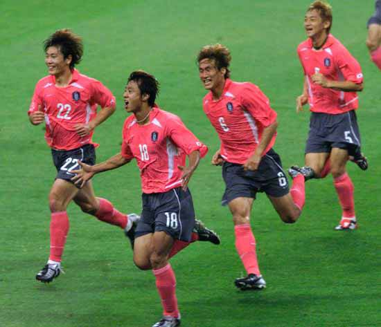2002년 6월 4일 부산아시아드주경기장에서 열린 한일월드컵 조별리그 폴란드전에서 전반 26분 첫 골을 성공시킨 황선홍이 고 유상철, 송종국, 김남일 등 동료들과 함께 기뻐하고 있다. 국제신문DB