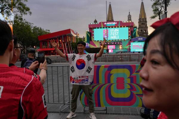 지난 10일 멕시코 과달라하라에서 열린 FIFA 월드컵 팬 페스티벌 무대 앞에서 한 한국 팬이 포즈를 취하고 있다. AP 연합뉴스