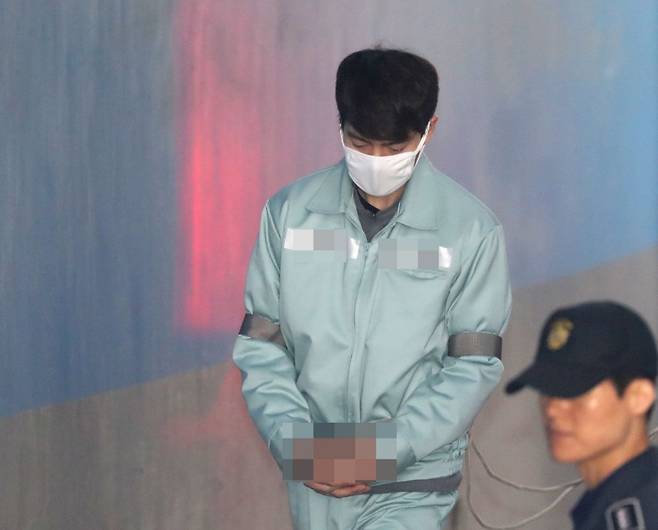 무면허로 음주운전과 뺑소니 사고 혐의로 기소된 배우 손승원이 2019년 4월 11일 오전 선고 공판을 위해 서울 서초구 서울중앙지법으로 들어가고 있다. 뉴시스