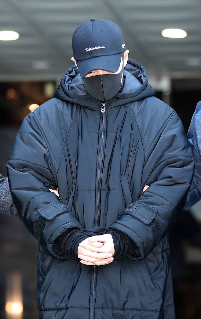 만취 상태로 무면허 운전을 하다가 교통사고를 낸 배우 손승원이 2019년 1월 2일 오전 서울 서초구 서울중앙지법에서 열린 구속 전 피의자심문(영장실질심사)을 마친 후 법원을 나서고 있다. 배우 손승원은 윤창호법을 적용받는 첫번째 연예인이다. 뉴시스
