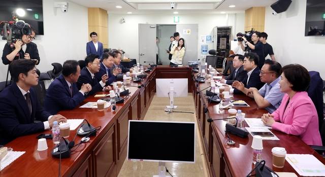 국민의힘 소장파 모임인 ‘대안과 미래’ 간사인 이성권 국민의힘 의원을 비롯한 의원들이 11일 오전 서울 여의도 국회 의원회관 간담회의실에서 당 현안 관련 조찬 회동을 하고 있다. 뉴시스