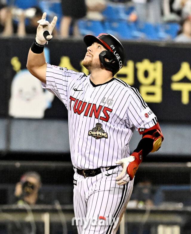 10일 오후 서울 잠실 야구장에서 진행된 '2026 프로야구 KBO리그' LG트윈스와 SSG랜더스의 경기. LG 오스틴이 5회초 1사 만루서 만루홈런을 터뜨린 뒤 홈을 밟고 있다./잠실 = 송일섭 기자