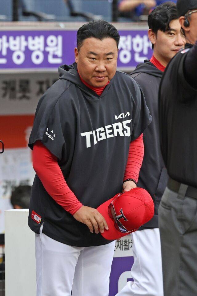 KIA 타이거즈 이범호 감독이 10일 대전한화생명볼파크에서 열린 한화 이글스와의 원정경기 전 그라운드에 나와있다./KIA 타이거즈 제공