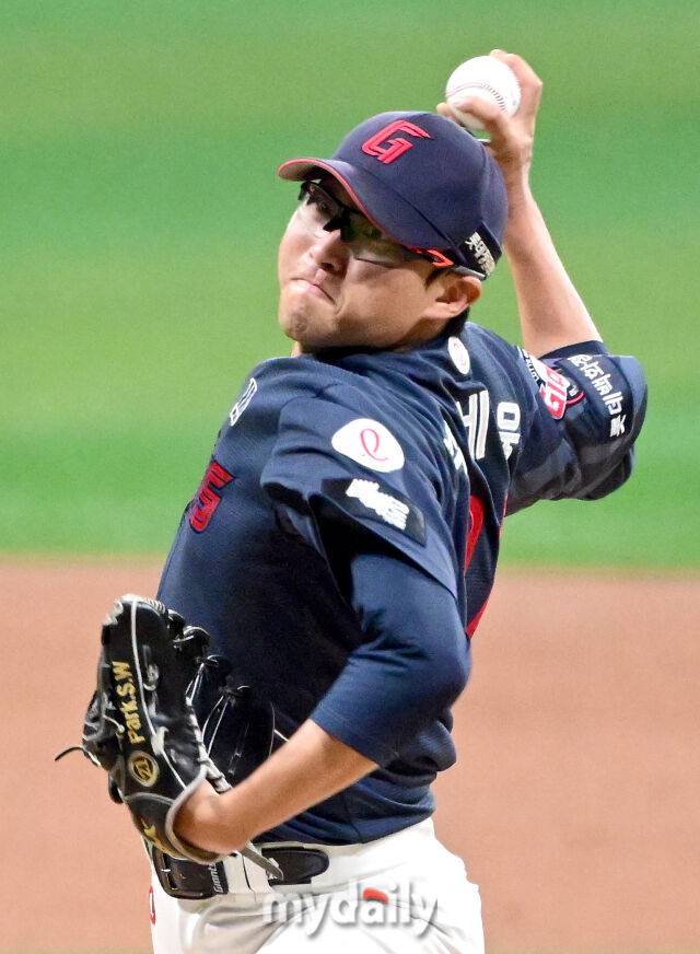 2026년 4월 12일 오후 서울 고척스카이돔에서 열린 '2026 신한 SOL KBO리그' 롯데 자이언츠와 키움 히어로즈의 경기. 롯데 선발투수 박세웅이 역투하고 있다./마이데일리 DB