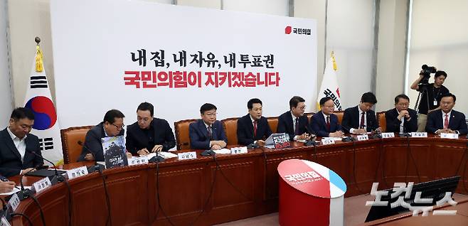국민의힘 장동혁 대표가 11일 서울 여의도 국회에서 열린 최고위원회에서 발언을 하고 있다. 윤창원 기자