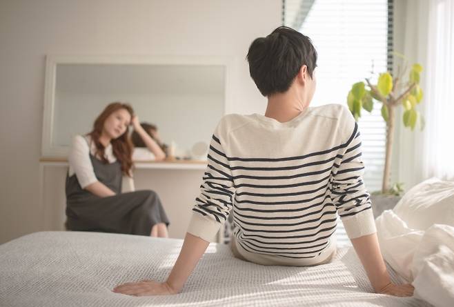관계가 깊어진 연인 사이에 갈등이 생긴 모습. 기사 내용과 직접 관련 없음. 아이클릭아트