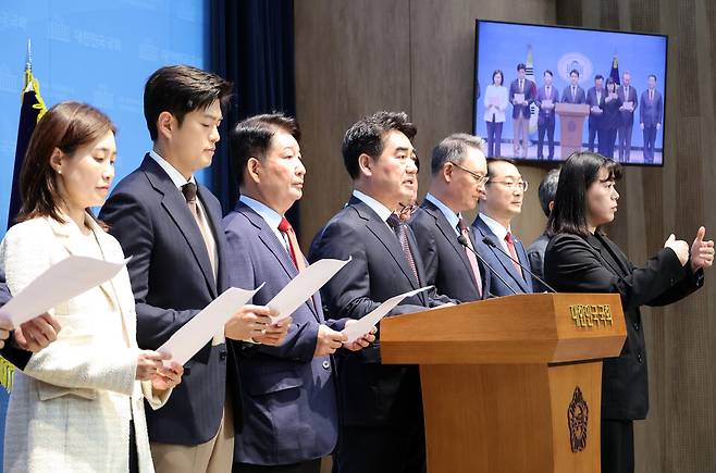 초·재선을 주축으로 한 국민의힘 소장파 모임 '대안과 미래' 이성권 간사(왼쪽 네 번째)를 비롯한 의원들이 11일 국회 소통관에서 기자회견을 열고 장동혁 대표의 사퇴를 요구하고 있다. ⓒ연합뉴스
