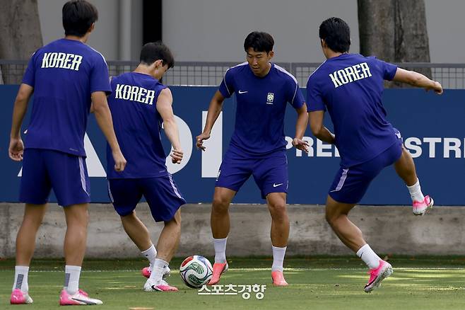 한국 남자 축구 국가대표팀이 11일 멕시코 과달라하라 치바스 베르데 바예 경기장에서 훈련하고 있다. 과달라하라 | 문재원 기자