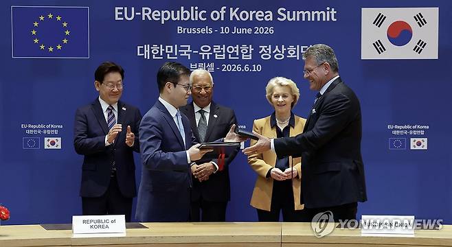 한-EU, 디지털 통상 협정 서명식 (브뤼셀=연합뉴스) 한상균 기자 = 여한구 산업통상부 통상교섭본부장과 마로스 셰프초비치 통상 경제 안보 집행위원이 10일(현지시간) 벨기에 브뤼셀 EU이사회 본부에서 이재명 대통령과 안토니우 코스타 EU 정상회의 상임의장, 우르즐라 폰데어라이엔 EU 집행위원장이 참석한 가운데 열린 디지털 통상 협정(DTA) 서명식에서 기념 촬영을 하고 있다. 2026.6.10 xyz@yna.co.kr