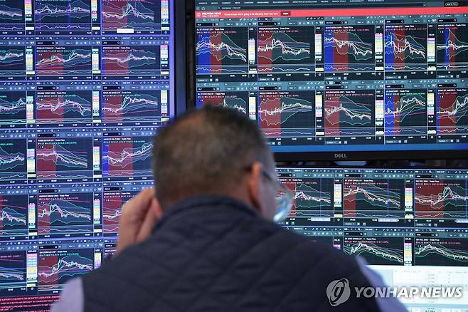 트럼프 대통령의 대이란 강경발언에 급락한 뉴욕증시 (뉴욕 AFP=연합뉴스) 10일(현지시간) 미국 뉴욕증권거래소(NYSE)의 한 트레이더가 모니터를 주시하고 있다. 2026.6.11