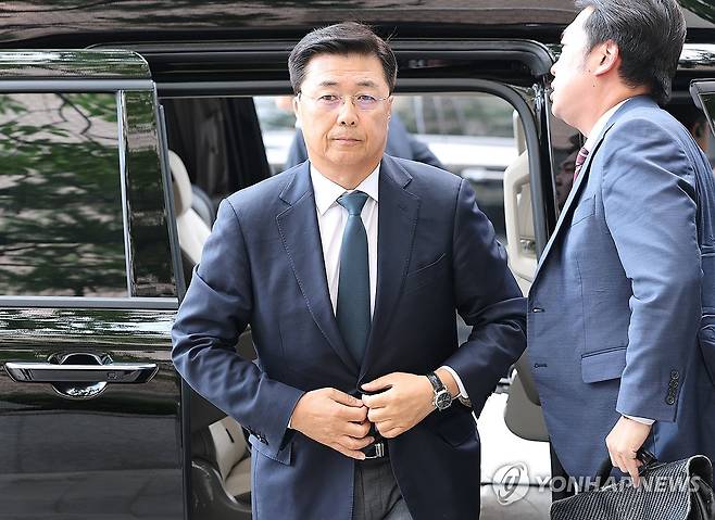 특검 출석하는 홍장원 전 국정원 차장 (과천=연합뉴스) 김주형 기자 = 홍장원 전 국가정보원 1차장이 11일 '계엄 정당화 메시지 전달' 의혹과 관련해 피의자 신분으로 조사를 받기 위해 과천 권창영 2차 종합 특별검사팀으로 출석하고 있다. 2026.6.11 kjhpress@yna.co.kr