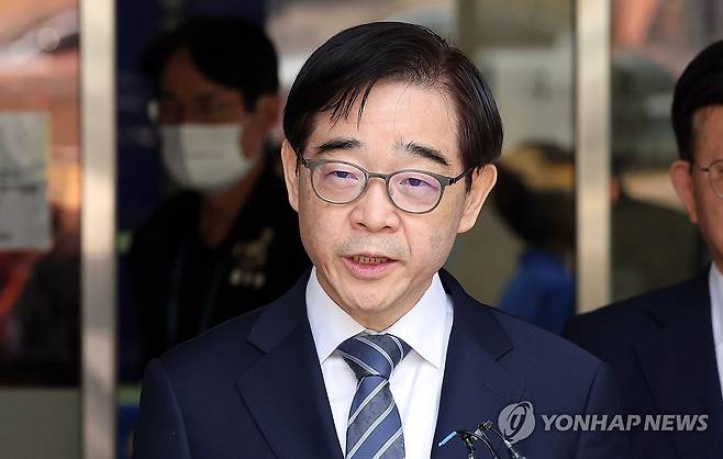 '화천대유 무등록 고문 활동' 권순일 1심 공소기각 (서울=연합뉴스) 한종찬 기자 = 퇴직 후 변협에 변호사로 등록하지 않은 채 대장동 개발업자 김만배 씨가 대주주인 화천대유자산관리 고문으로 재직하며 변호사 활동을 한 혐의를 받고 있는 권순일 전 대법관이 11일 1심 선고 공판을 마친 뒤 서울중앙지법을 나서며 취재진 질문에 답하고 있다. 이날 중앙지법은 권 전 대법관의 혐의가 검사의 수사개시권이 인정되는 범죄에 해당하지 않아 공소 제기 자체가 위법하다며 공소 기각 판결을 선고했다. 2026.6.11 saba@yna.co.kr