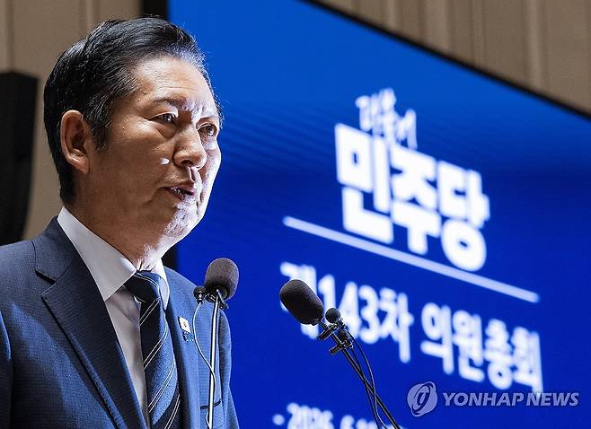 정청래 대표, 의원총회에서 발언 (서울=연합뉴스) 황광모 기자 = 더불어민주당 정청래 대표가 11일 국회에서 열린 의원총회에서 발언하고 있다. 2026.6.11 hkmpooh@yna.co.kr