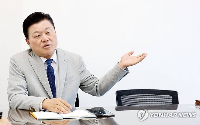 인터뷰하는 신용한 충북지사 당선인 (청주=연합뉴스) 김형우 기자 = 신용한 충북도지사 당선인이 11일 인수위원회가 마련된 충북연구원에서 연합뉴스와 인터뷰하고 있다. 2026.6.11 vodcast@yna.co.kr