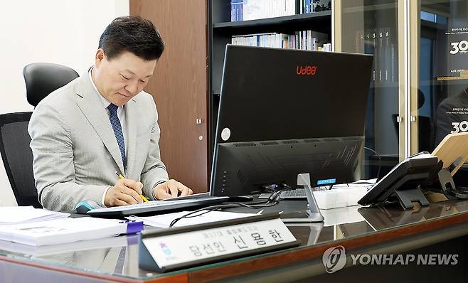 신용한 충북지사 당선인 (청주=연합뉴스) 김형우 기자 = 신용한 충북도지사 당선인이 11일 인수위원회가 마련된 충북연구원에서 업무를 보고 있다. 2026.6.11 vodcast@yna.co.kr