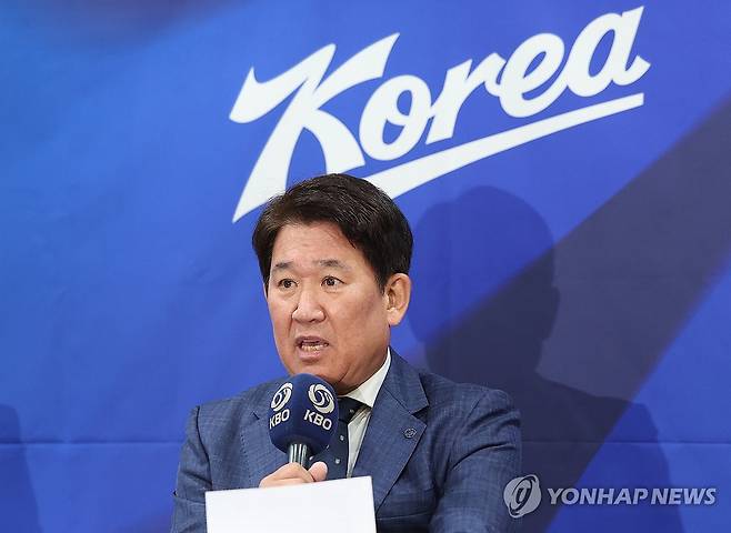 발언하는 조계현 위원장 (서울=연합뉴스) 이지은 기자 = 조계현 KBO 전력강화위원장이 11일 서울 중구 프레스센터에서 2026 아이치·나고야 아시안게임 야구 국가대표팀 최종 명단 공개 기자회견에서 선발 기준 및 명단을 말하고 있다. 2026.6.11 jieunlee@yna.co.kr
