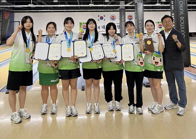 12일 전북 전주 천일볼링장에서 열린 제26회 대한볼링협회장배 전국볼링대회서 종합우승을 달성한 평택시청 선수단과 오용진 감독이 기념사진을 찍고 있다. 사진=경기도볼링협회