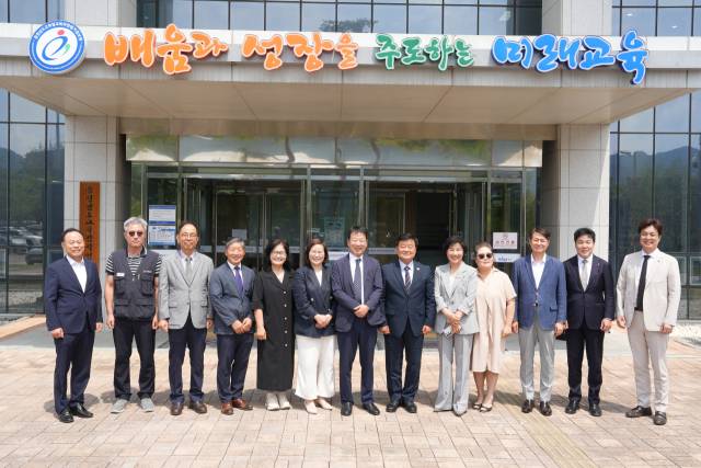 이병도 충남교육감 당선인과 충남교육 미래동행 준비위원회. 사진=김영정 기자