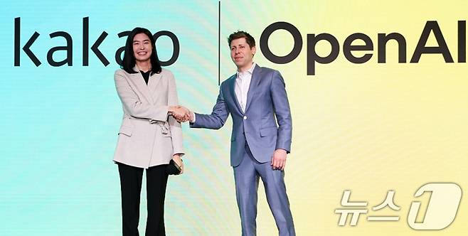 챗GPT 개발사 오픈AI의 샘 올트먼 최고경영자(CEO)가 4일 서울 중구 플라자호텔에서 열린 ‘오픈 AI와의 동맹’ 카카오 기자간담회에서 정신아 카카오 대표와 악수를 나누고 있다. 사진=뉴스1