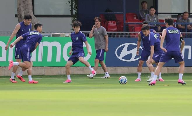 ▲한국 축구 국가대표팀 홍명보 감독이 2026 북중미 월드컵 조별리그 1차전을 앞둔 10일(현지시간) 멕시코 사포판의 치바스 바예 베르데에서 선수들의 훈련 모습을 보고 있다. 연합뉴스